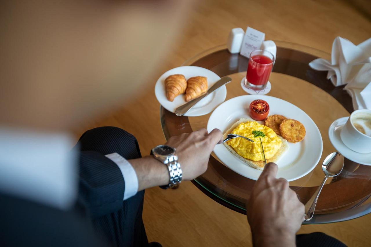 The Orchid Hotel Mumbai Vile Parle Extérieur photo A man eating breakfast
