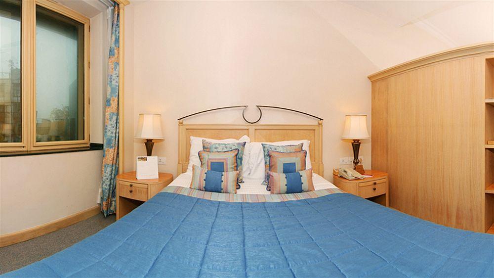 The Orchid Hotel Mumbai Vile Parle Extérieur photo A bedroom at the hotel