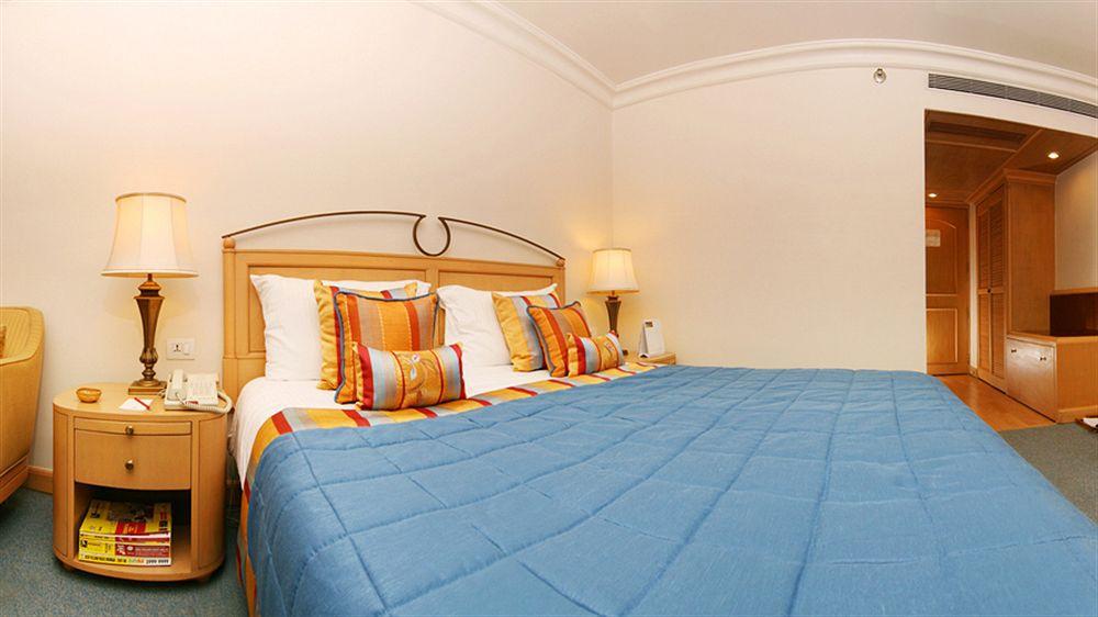 The Orchid Hotel Mumbai Vile Parle Extérieur photo A bedroom at the hotel