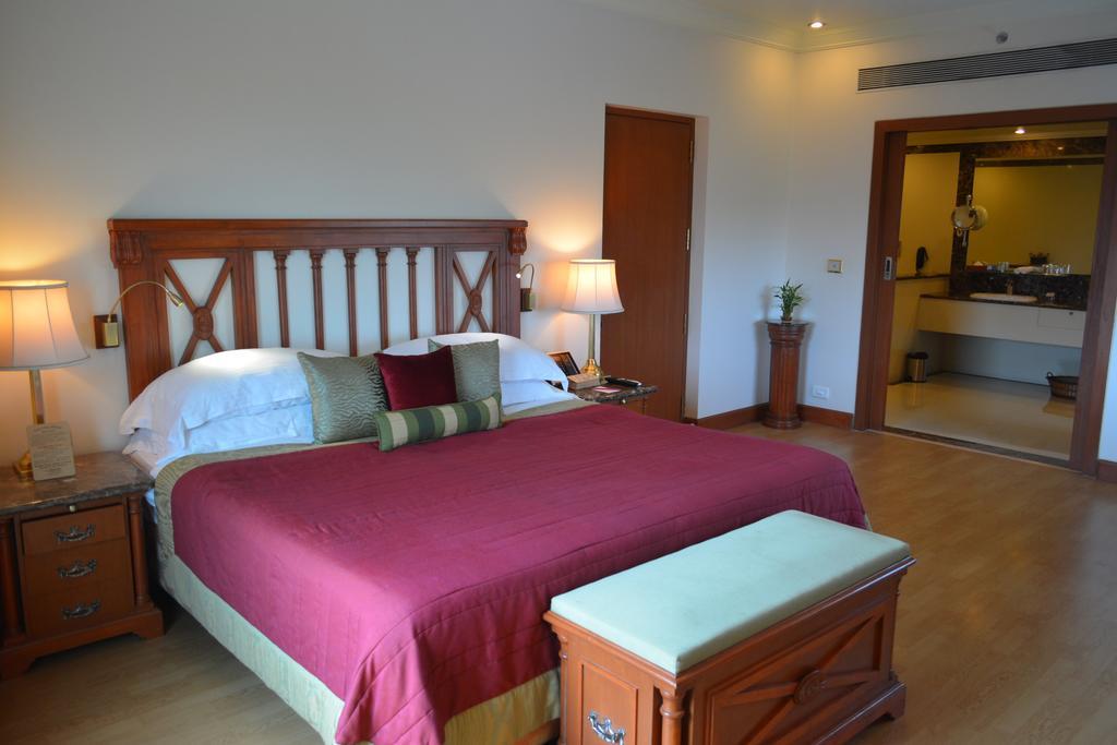 The Orchid Hotel Mumbai Vile Parle Extérieur photo A bedroom at the Taj Bengal