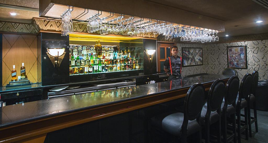 The Orchid Hotel Mumbai Vile Parle Extérieur photo The bar at the 21 Club