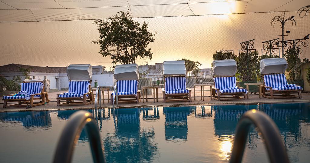 The Orchid Hotel Mumbai Vile Parle Extérieur photo The swimming pool at the hotel