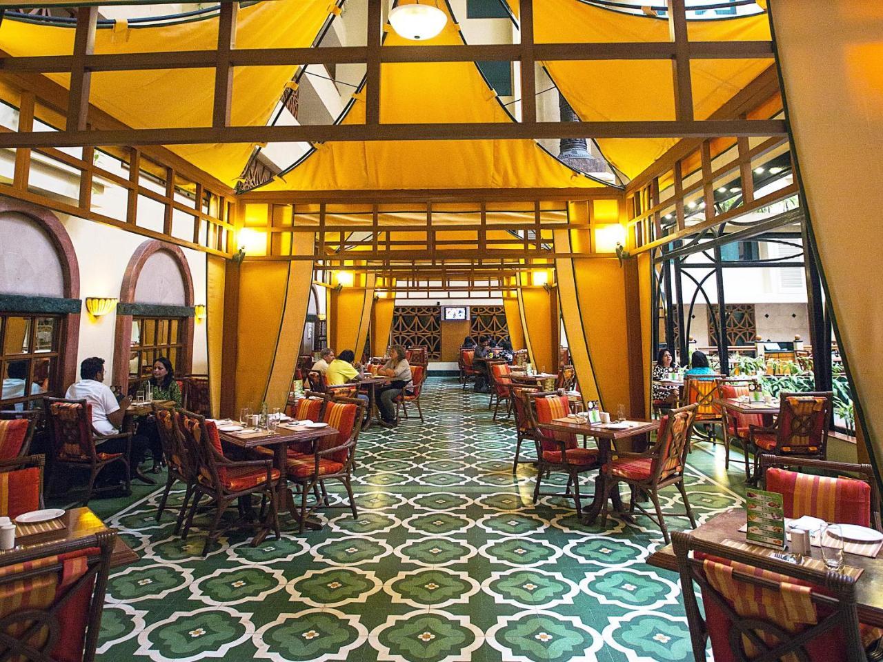The Orchid Hotel Mumbai Vile Parle Extérieur photo Interior of the restaurant