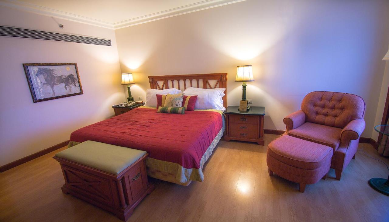 The Orchid Hotel Mumbai Vile Parle Extérieur photo A bedroom at the Taj Bengal