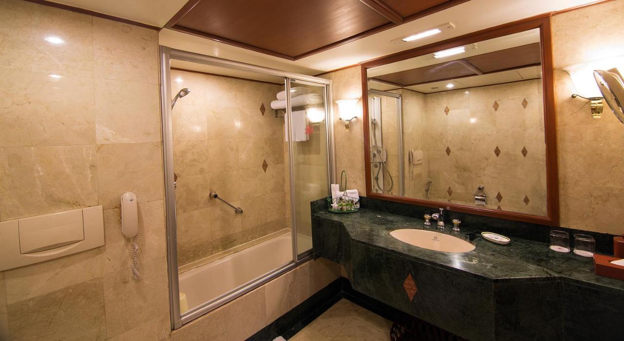 The Orchid Hotel Mumbai Vile Parle Extérieur photo A shower enclosure with a sliding door