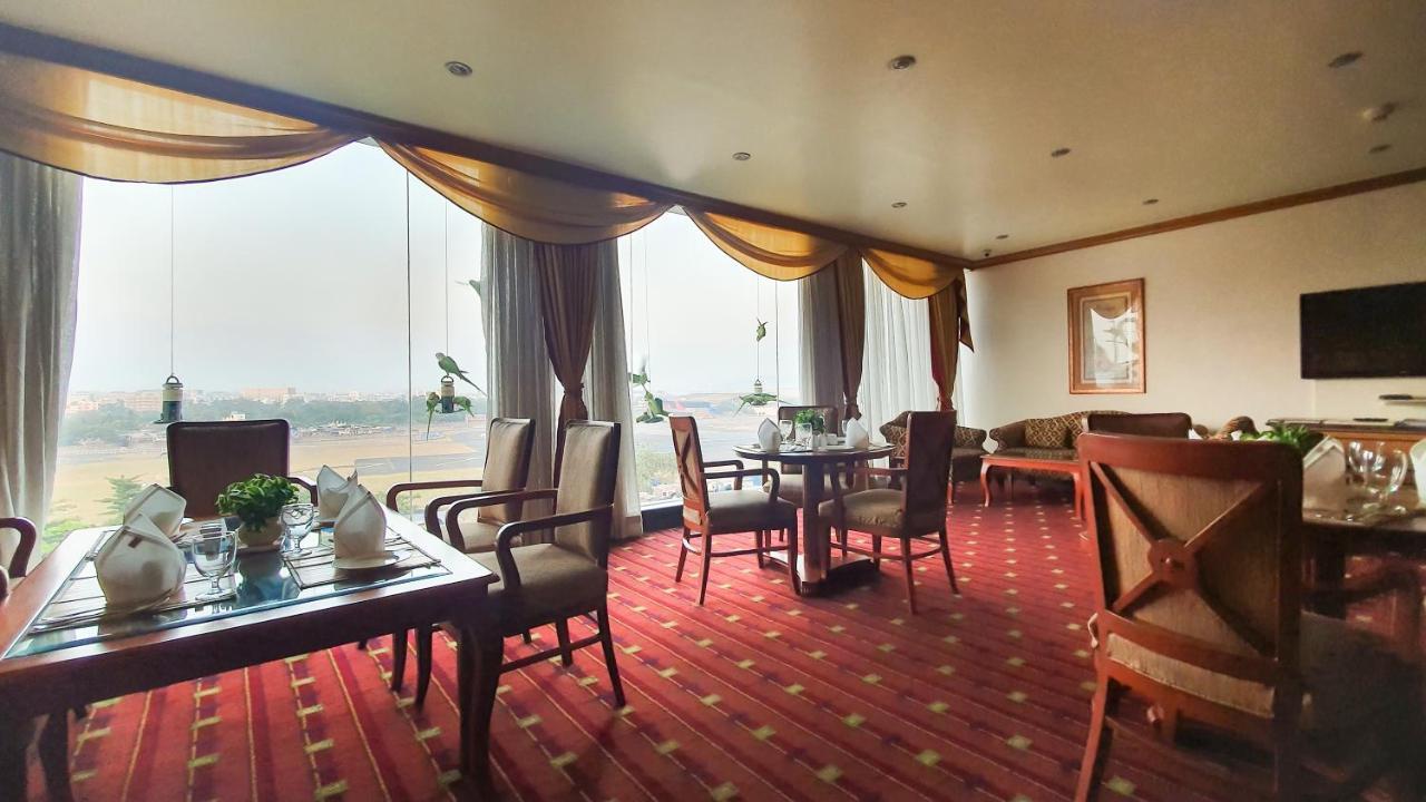 The Orchid Hotel Mumbai Vile Parle Extérieur photo The lounge at the airport