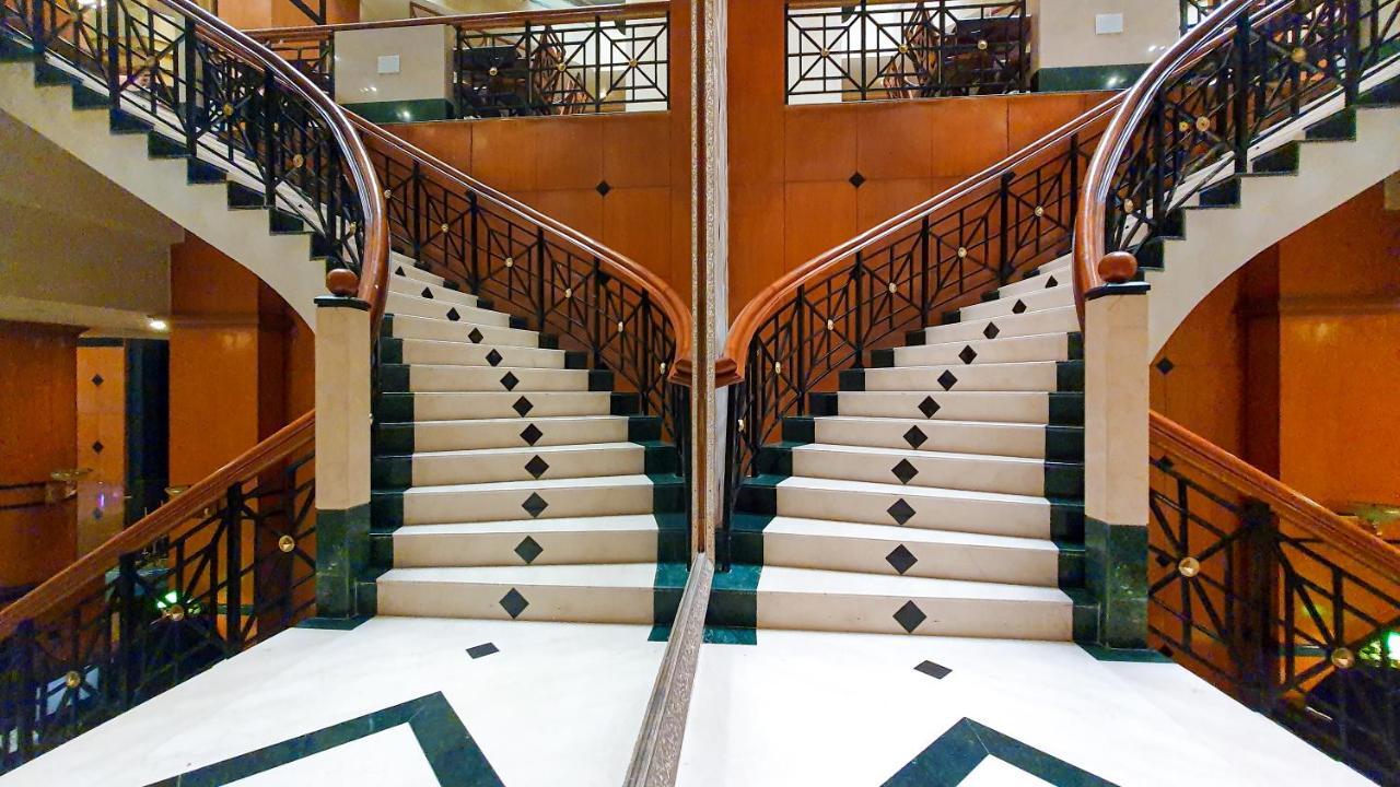 The Orchid Hotel Mumbai Vile Parle Extérieur photo Stairs in the lobby