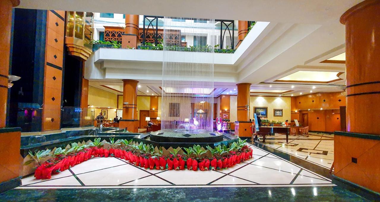 The Orchid Hotel Mumbai Vile Parle Extérieur photo The lobby of the hotel