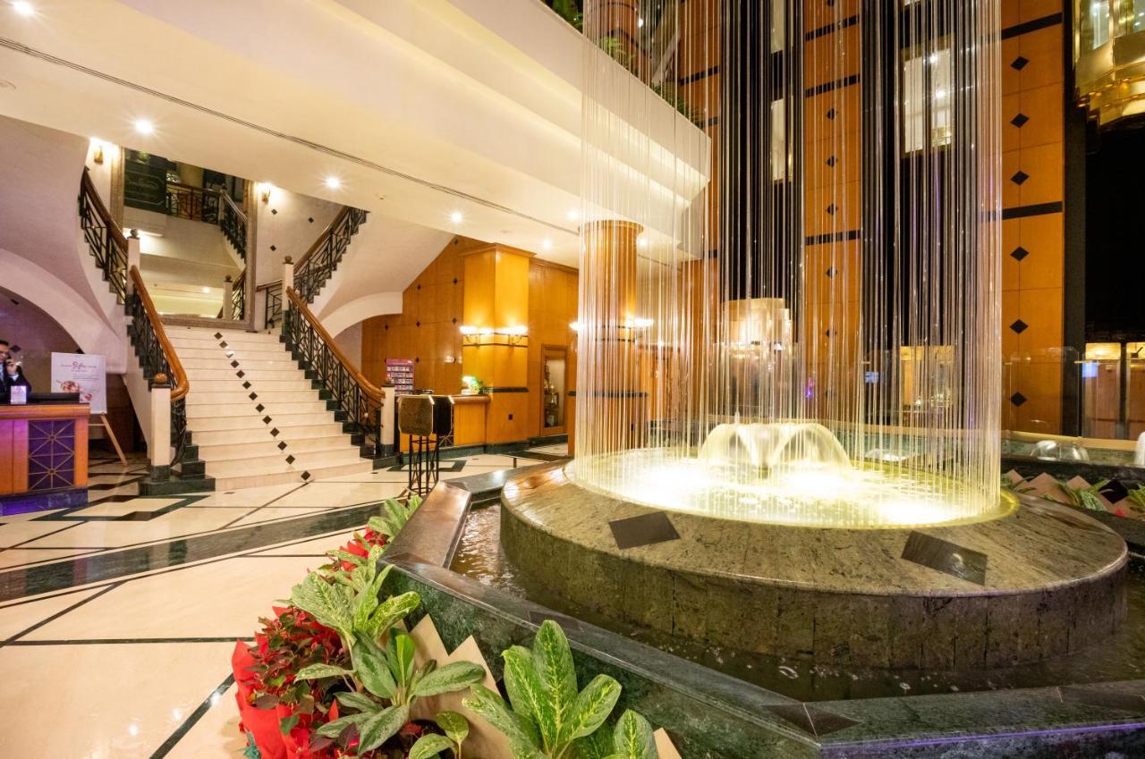 The Orchid Hotel Mumbai Vile Parle Extérieur photo Fountain at the lobby